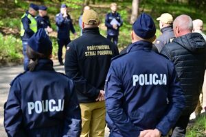 Policjanci, strażacy, służby ratunkowe oraz obserwatorzy na terenie Zakładu Produkcji Specjalnej „GAMRAT” na ul. Mickiewicza w Jaśle, podczas ćwiczeń dowódczo-sztabowych.