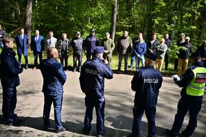 Policjanci, strażacy, służby ratunkowe oraz obserwatorzy na terenie Zakładu Produkcji Specjalnej „GAMRAT” na ul. Mickiewicza w Jaśle, podczas ćwiczeń dowódczo-sztabowych.