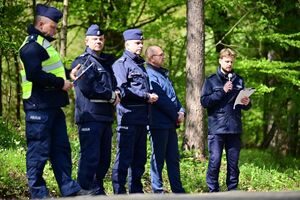 Policjanci, strażacy, służby ratunkowe oraz obserwatorzy na terenie Zakładu Produkcji Specjalnej „GAMRAT” na ul. Mickiewicza w Jaśle, podczas ćwiczeń dowódczo-sztabowych.