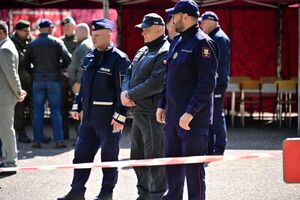 Policjanci, strażacy, służby ratunkowe oraz obserwatorzy na terenie Zakładu Produkcji Specjalnej „GAMRAT” na ul. Mickiewicza w Jaśle, podczas ćwiczeń dowódczo-sztabowych.