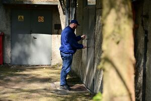 Policjanci, strażacy, służby ratunkowe oraz obserwatorzy na terenie Zakładu Produkcji Specjalnej „GAMRAT” na ul. Mickiewicza w Jaśle, podczas ćwiczeń dowódczo-sztabowych.