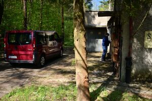 Policjanci, strażacy, służby ratunkowe oraz obserwatorzy na terenie Zakładu Produkcji Specjalnej „GAMRAT” na ul. Mickiewicza w Jaśle, podczas ćwiczeń dowódczo-sztabowych.