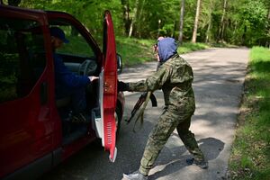 Policjanci, strażacy, służby ratunkowe oraz obserwatorzy na terenie Zakładu Produkcji Specjalnej „GAMRAT” na ul. Mickiewicza w Jaśle, podczas ćwiczeń dowódczo-sztabowych.