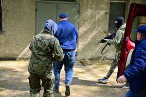 Policjanci, strażacy, służby ratunkowe oraz obserwatorzy na terenie Zakładu Produkcji Specjalnej „GAMRAT” na ul. Mickiewicza w Jaśle, podczas ćwiczeń dowódczo-sztabowych.