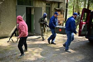 Policjanci, strażacy, służby ratunkowe oraz obserwatorzy na terenie Zakładu Produkcji Specjalnej „GAMRAT” na ul. Mickiewicza w Jaśle, podczas ćwiczeń dowódczo-sztabowych.