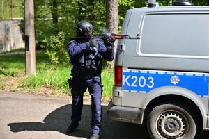 Policjanci, strażacy, służby ratunkowe oraz obserwatorzy na terenie Zakładu Produkcji Specjalnej „GAMRAT” na ul. Mickiewicza w Jaśle, podczas ćwiczeń dowódczo-sztabowych.