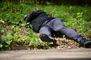 Policjanci, strażacy, służby ratunkowe oraz obserwatorzy na terenie Zakładu Produkcji Specjalnej „GAMRAT” na ul. Mickiewicza w Jaśle, podczas ćwiczeń dowódczo-sztabowych.