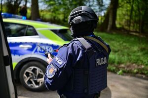 Policjanci, strażacy, służby ratunkowe oraz obserwatorzy na terenie Zakładu Produkcji Specjalnej „GAMRAT” na ul. Mickiewicza w Jaśle, podczas ćwiczeń dowódczo-sztabowych.