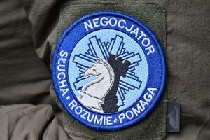 Policjanci, strażacy, służby ratunkowe oraz obserwatorzy na terenie Zakładu Produkcji Specjalnej „GAMRAT” na ul. Mickiewicza w Jaśle, podczas ćwiczeń dowódczo-sztabowych.