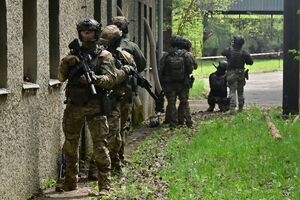 Policjanci, strażacy, służby ratunkowe oraz obserwatorzy na terenie Zakładu Produkcji Specjalnej „GAMRAT” na ul. Mickiewicza w Jaśle, podczas ćwiczeń dowódczo-sztabowych.