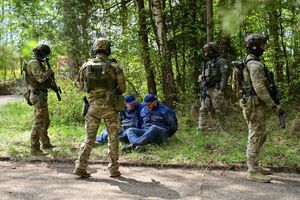 Policjanci, strażacy, służby ratunkowe oraz obserwatorzy na terenie Zakładu Produkcji Specjalnej „GAMRAT” na ul. Mickiewicza w Jaśle, podczas ćwiczeń dowódczo-sztabowych.