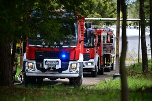 Policjanci, strażacy, służby ratunkowe oraz obserwatorzy na terenie Zakładu Produkcji Specjalnej „GAMRAT” na ul. Mickiewicza w Jaśle, podczas ćwiczeń dowódczo-sztabowych.
