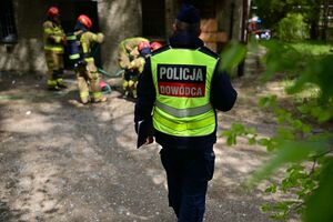 Policjanci, strażacy, służby ratunkowe oraz obserwatorzy na terenie Zakładu Produkcji Specjalnej „GAMRAT” na ul. Mickiewicza w Jaśle, podczas ćwiczeń dowódczo-sztabowych.