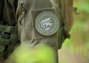 Policjanci, strażacy, służby ratunkowe oraz obserwatorzy na terenie Zakładu Produkcji Specjalnej „GAMRAT” na ul. Mickiewicza w Jaśle, podczas ćwiczeń dowódczo-sztabowych.