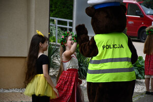 Policjanci i dzieci na pikniku z okazji Międzynarodowego Dnia Dziecka