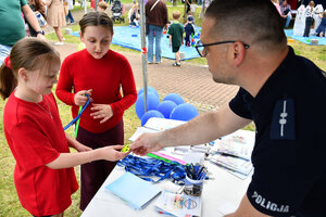 Policjanci i dzieci na pikniku z okazji Międzynarodowego Dnia Dziecka