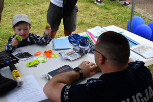 Policjanci i dzieci na pikniku z okazji Międzynarodowego Dnia Dziecka