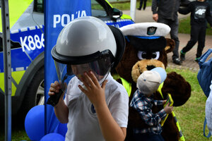 Policjanci i dzieci na pikniku z okazji Międzynarodowego Dnia Dziecka