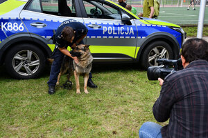 Policjanci i dzieci na pikniku z okazji Międzynarodowego Dnia Dziecka