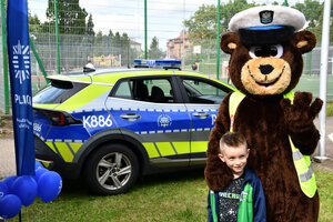 Policjanci i dzieci na pikniku z okazji Międzynarodowego Dnia Dziecka