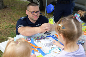 Policjanci i dzieci na pikniku z okazji Międzynarodowego Dnia Dziecka
