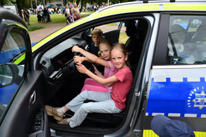 Policjanci i dzieci na pikniku z okazji Międzynarodowego Dnia Dziecka