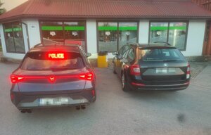 Nieoznakowany radiowóz z napisem POLICE oraz zatrzymana Skoda