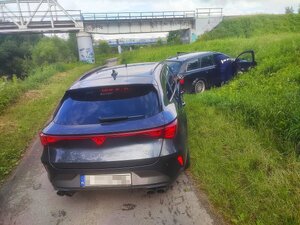 Audi oraz stojący za nim nieoznakowany radiowóz