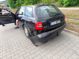 Czarne Audi na parkingu