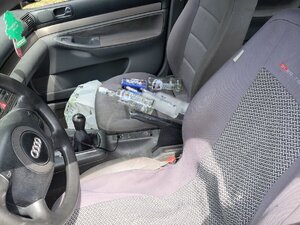 Puste butelki po alkoholu leżące na fotelu Audi