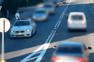 Niebezpieczna jazda na dachu BMW