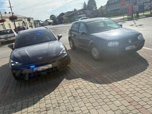 Nieoznakowany radiowóz i Volkswagen na parkingu