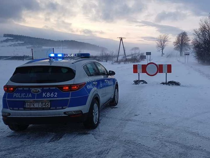 Policjanci ewakuowali osoby uwięzione przez zamieć śnieżną w swoich samochodach