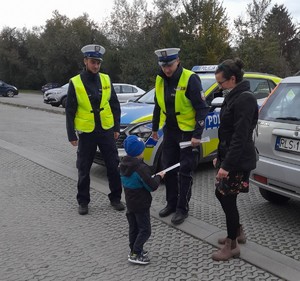 policjanci w Lesku rozdawali odblaski pieszym