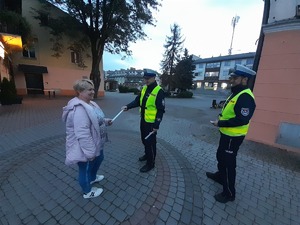 policjanci w Lesku rozdawali odblaski pieszym