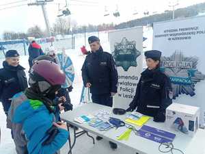 policjanci rozmawiają z narciarzami o ich bezpieczeństwie na stoku