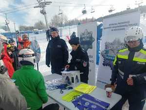 policjanci rozmawiają z narciarzami o ich bezpieczeństwie na stoku