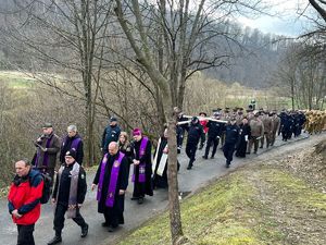 policjanci biorą udział w drodze krzyżowej służb mundurowych