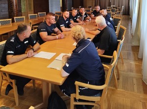 policjanci oddziału prewencji rozpoczynają służbę w Bieszczadach