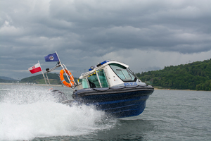policyjna łódź płynie po Jeziorze Solińskim