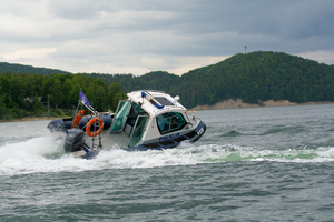policyjna łódź podczas patrolu na Jeziorze Solińskim