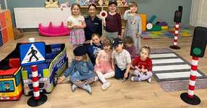 policjantki uczą przedszkolaki, jak bezpiecznie zachowywać się na jezdni i w jej pobliżu