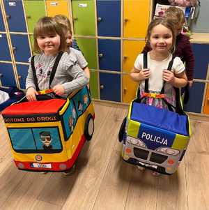 policjantki uczą przedszkolaki, jak bezpiecznie zachowywać się na jezdni i w jej pobliżu