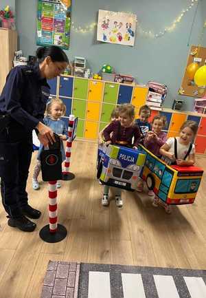 policjantki uczą przedszkolaki, jak bezpiecznie zachowywać się na jezdni i w jej pobliżu