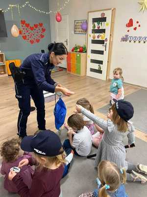 policjantki uczą przedszkolaki, jak bezpiecznie zachowywać się na jezdni i w jej pobliżu