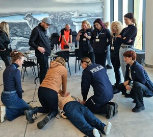 policjanci i medycy szkolą pracowników kolei gondolowej w Solinie