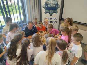 dzieci odwiedziły leską komendę Policji