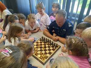 dzieci odwiedziły leską komendę Policji