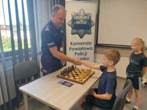 dzieci odwiedziły leską komendę Policji