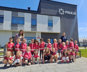 dzieci odwiedziły leską komendę Policji